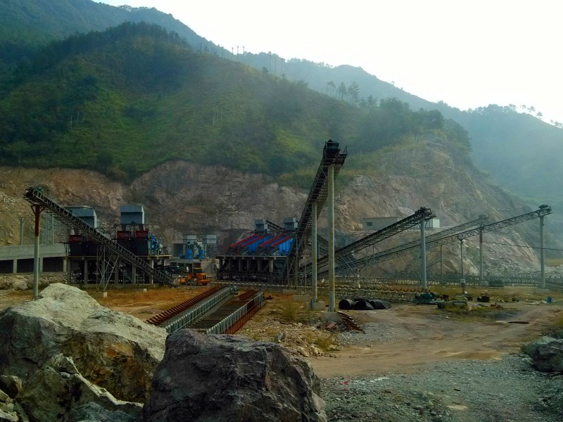 破碎篩分場(chǎng)地限制和基建難怎么辦？