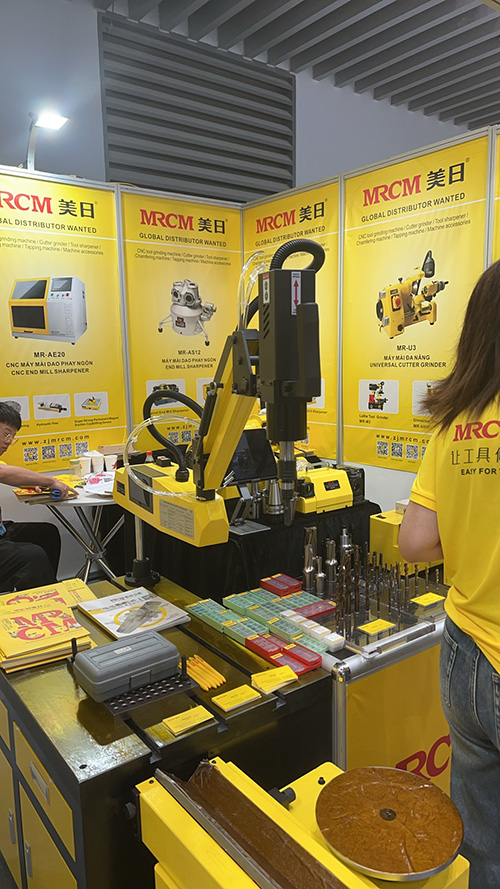 1761015921207956.jpg 7.浙江美日機床展出的自動化工具磨單元.jpg